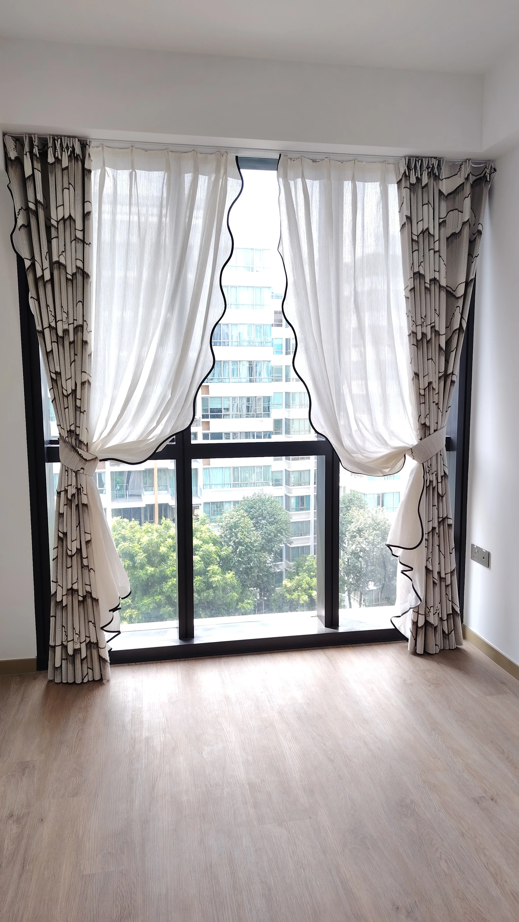 Patterned cloth, scalloped piping & side gathering — close-up of the supplied curtain photograph.