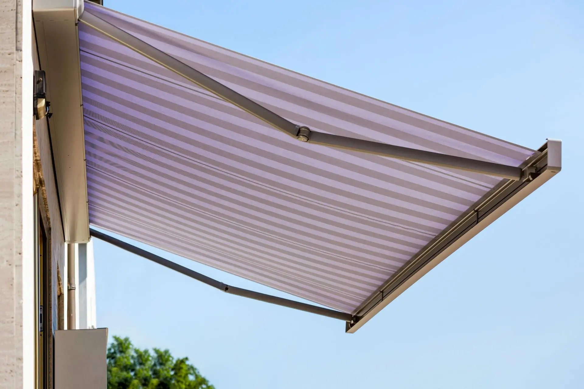 (patterned roof fabric): Patterned woven fabric for outdoor/roof window coverings, durable material for sun protection