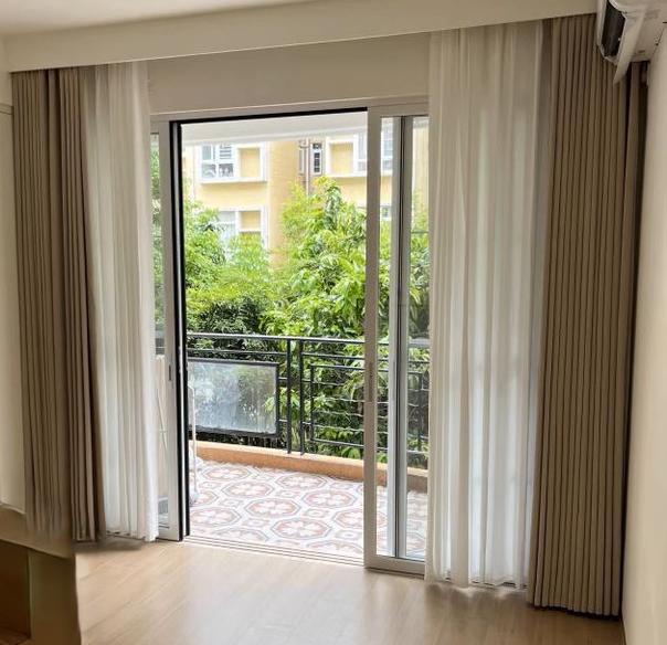 (sheer curtains + outdoor view): Sheer white window curtains with garden view, airy light-filtering treatment for bright living rooms